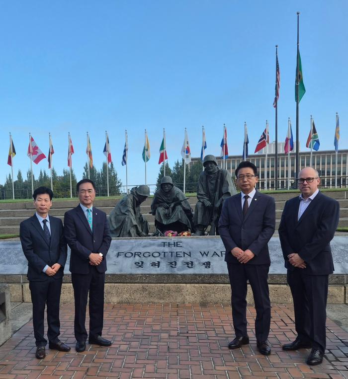 정장선 평택시장, 22일(현지시간)  한국전 참전용사비 헌화로 미국 공식 일정 시작 기사 이미지