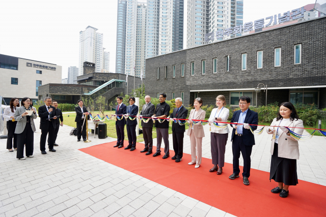  위 사진 국제민주주의센터 개소식