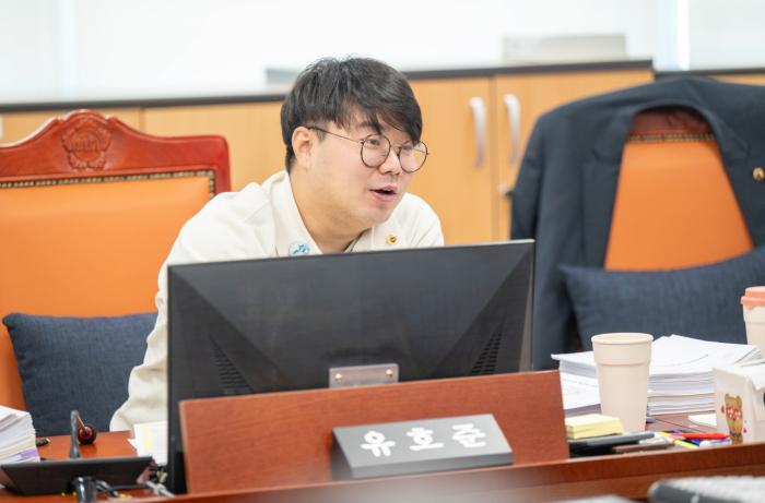 수원주간시민광장 조종건 기자  한눈에 보는 사건 요약   사건 개요 2020년 12월 영하 18도의 한파 속 비닐하우스 숙소에서 캄보디아 출신 이주노동자  속헹 씨 사망  법원 판결 서울중앙지법 정부의 지도감독 소홀 인정  유족에 총 2000만 원 배상 판결2025919  노동부 대응 고용노동부 법리 다툼 필요 이유로 상고 결정  유호준 의원 입장 국가의 책임을 회피하는 비인권적 행정 상고 즉각 철회해야  핵심 쟁점 고용허가제 하의 정부 관리책임 이주노동자 주거권 보장 지자체 권한 이양 필요성  국가가 고용허가서를 내줬다면 관리책임도 져야 한다  경기도의회 유호준 의원더불어민주당남양주6이 한파 속 비닐하우스에서 숨진 캄보디아 이주노동자 사건을 둘러싼 노동부의 상고 결정을 강력히 비판했다 그는 이재명 정부가 표방한 차별 없는 노동철학을 노동부가 왜곡하고 있다며 즉각적인 상고 철회를 촉구했다  서울중앙지법 민사항소32부는 지난 9월 19일 정부가 외국인 근로자를 고용하는 사업장에 대한 지도감독을 소홀히 했다며 유족에게 2000만 원을 배상하라는 판결을 내렸다 하지만 노동부는 이에 불복해 상고를 결정하면서 논란이 커지고 있다  유 의원은 이재명 대통령은 경기도지사 시절 이미 이주노동자 권익에 소홀했다며 공개적으로 반성의 뜻을 밝혔고 대통령 취임 후에도 인권과 평등을 핵심 국정철학으로 천명했다며 노동부가 이를 이해하지 못한 채 행정적 논리로 국민의 양심을 거스르고 있다고 지적했다  그는 특히 김영훈 노동부 장관이 지난 9월 28일 이주노동자 간담회에서 모든 노동자는 보호받아야 한다고 발언한 직후 상고를 결정한 점을 지적하며 정부의 철학과 행정 실천이 정면으로 충돌하고 있다고 꼬집었다  유 의원은 또한 고용허가제EPS의 구조적 모순을 짚었다  내국인을 구할 수 없는 사업장에 정부가 고용허가를 내주는 제도라면 그 자체로 관리감독의 의무가 뒤따른다 영하 18도의 혹한 속에서 사망한 사건에 국가가 아무 책임이 없다는 주장은 제도의 본질을 부정하는 것이다  그는 이주노동자의 숙소 실태를 지방정부가 직접 점검할 수 있도록 권한을 일부 이양해야 한다고 제안했다 고용허가제의 실질적 이행을 위해서는 중앙정부와 지자체가 공동 점검체계를 갖춰야 한다며 이번 사건을 계기로 국가의 책임 범위를 재정의해야 한다고 강조했다  심층 해설이주노동자의 권리는 곧 국가의 품격  이번 사건은 단순한 행정소송이 아니라 국가의 품격을 묻는 질문이기도 하다 한국의 농축산업 등 비전문직 분야는 이주노동자 없이는 유지되기 어렵다 그럼에도 숙소는 여전히 비닐하우스 컨테이너 지하공간에 머물러 있다 고용허가제가 제도적 외피로만 남는다면 이는 헌법 제10조의 인간 존엄 원칙을 훼손하는 결과로 이어진다 유호준 의원의 지적처럼 정부의 상고 결정은 법리 이전의 윤리적 질문을 던진다 국가가 책임을 져야 하는 이유는 단지 행정적 관리 소홀 때문이 아니라 인간을 보호해야 할 공동체의 최소한의 의무이기 때문이다  기자의 시선상고는 법의 절차 철회는 국가의 양심이다  법은 절차로 정의를 구현하지만 정의의 실질은 공감과 책임의 태도에서 비롯된다 노동부의 상고는 법적으로는 가능하지만 사회적으로는 신뢰를 잃는 선택이다 이 사건은 이주노동자의 문제가 아니라 우리가 어떤 나라가 되려 하는가라는 질문이다 상고를 철회하는 순간 국가는 비로소 인간의 존엄을 다시 배우게 된다