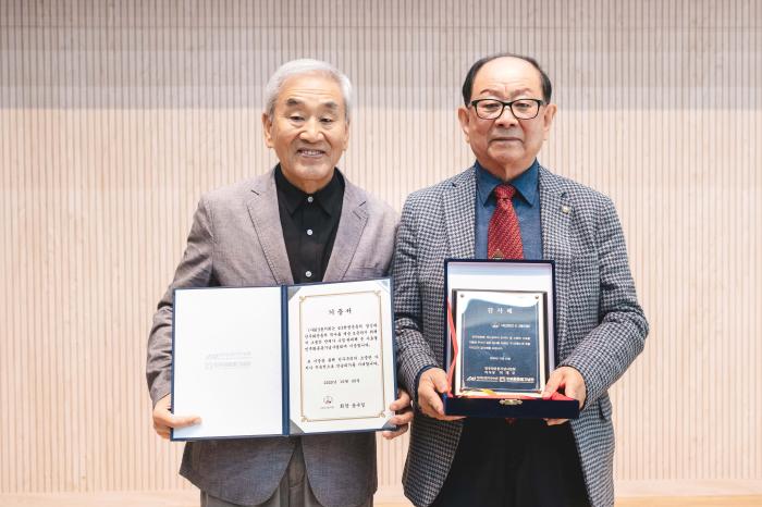  위 사진 왼쪽부터 이재오 민주화운동기념사업회 이사장 63동지회 송수일 회장이 기증식 행사서 기증서와 감사패를 서로 교환한 후 기념 촬영을 하고 있다 사진민주화운동기념사업회 제공