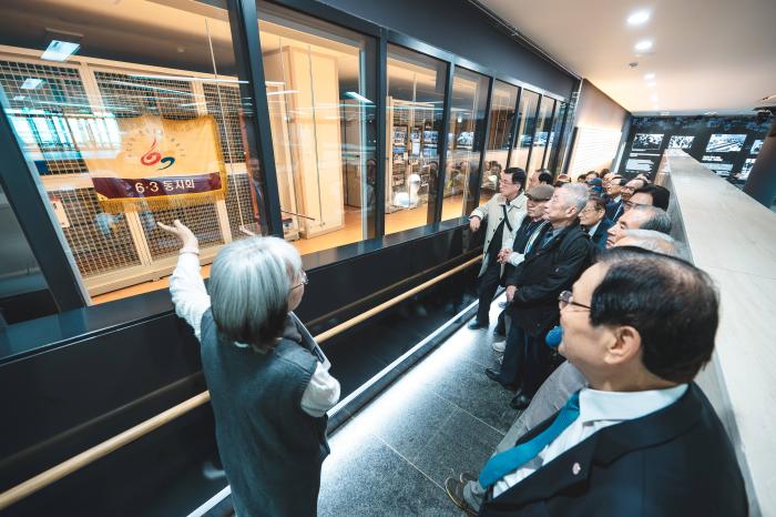  위 사진 기증식 행사 종료 후 보이는 수장고에서 민주화운동기념사업회 사료연구팀 최종숙 팀장 설명 하에 기증한 사료들의 전시를 관람하고 있는 63동지회 회원들 사진민주화운동기념사업회 제공