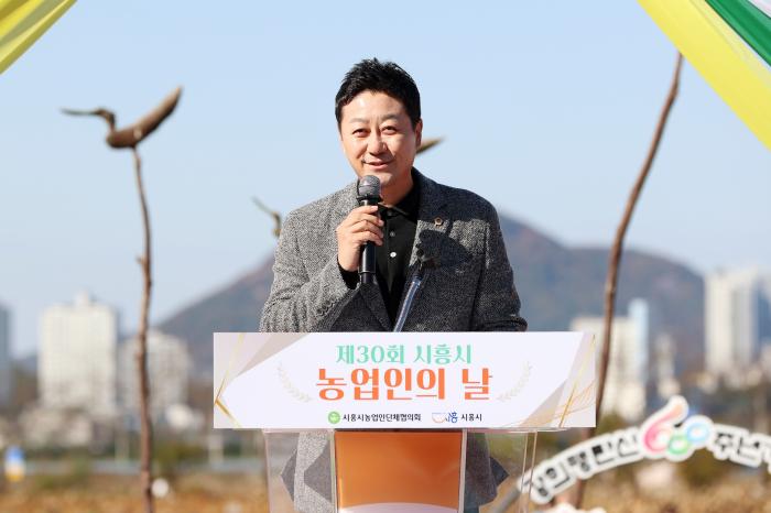 김진경 경기도의회 의장이 제30회 농업인의 날 기념행사에서 우수농업인에게 표창을 수여하며 격려의 인사를 전하고 있다 사진경기도의회 제공