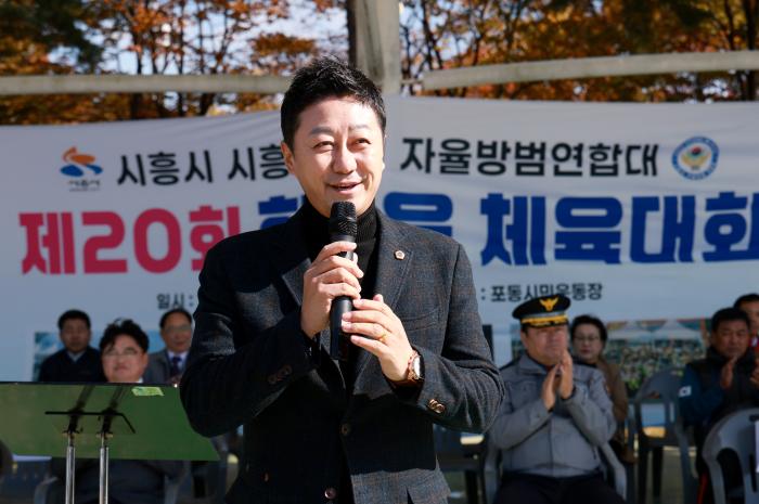 김진경 경기도의회 의장이 시흥시 자율방범연합대 한마음 체육대회에서 축사를 전하고 있다 사진경기도의회 제공