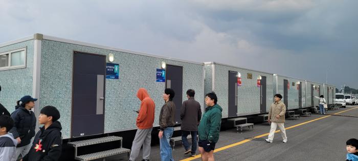 남성들이 줄을 서서 기다리는 풍경이 낯설지 않은 곳 바로 화장실 문화가 바뀐 평택 해양페스티벌의 현장 사진주간시민광장