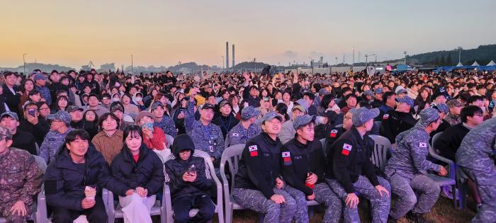군민관이 함께 어깨를 맞댄 화합의 축제 무대 사진주간시민광장