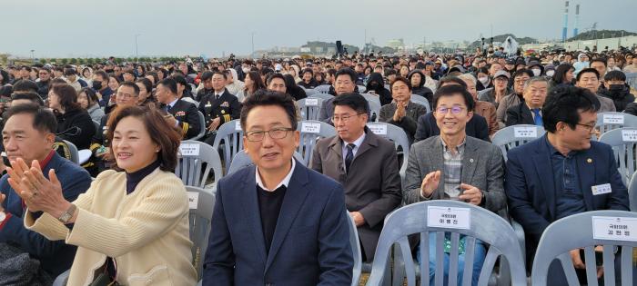 해군2함대 연병장을 가득 메운 시민과 해군이 함께한 2025 평택 해양페스티벌 전경 강정구 평택시의회 의장  사진 주간시민광장 제공