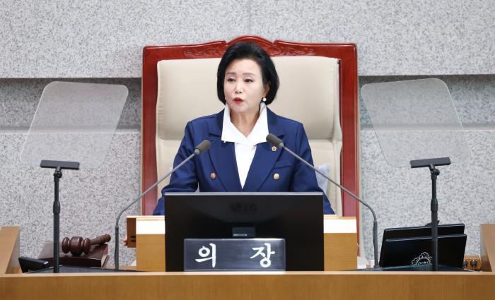 “도민 속에서 답을 찾다 — 청년에게 길을 열다” 정윤경 부의장, 삶의 현장과 미래세대를 잇는 의정 강조 기사 이미지