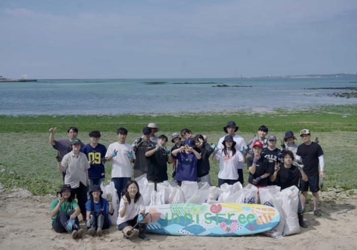  위 사진 제주의 자연과 함께한 10년 이니스프리 모음재단이 올해로 설립 10주년을 맞았다 재단은 창업주 고 서성환 선대 회장의 철학을 바탕으로 제주의 자연과 사람을 지키는 공익 활동을 꾸준히 이어왔다 2024년 해양 환경 보전을 취지로 운영한 제주 바다 그린아일위크에서 이니스프리 모음재단을 비롯해 아모레퍼시픽 공감재단 민관학 연합 봉사단 용산 드래곤즈삼일회계법인 용산구시설관리공단 코레일네트웍스 GKL사회공헌재단 HDC아이파크몰 세이브제주바다 공립 혼디 아동보호 센터 김지환 업사이클링 작가 제주대학교 환경동아리 리얼스 로잉스튜디오 하쿠다 임직원과 제주도민 자원봉사자 70여 명이 플로깅 등을 함께 하고 있다사진이니스프리 모음재단