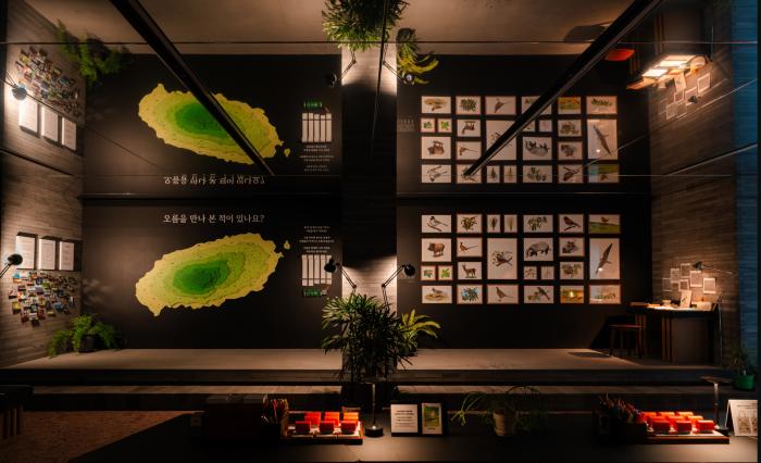  위 사진 제주의 미래를 키운 10년 이니스프리 모음재단이 올해로 설립 10주년을 맞았다 재단은 창업주 고 서성환 선대 회장의 제주의 돌 하나 나무 한 그루도 원형 그대로 보전해야 한다는 철학을 바탕으로 제주의 자연과 사람을 지키는 공익 활동을 꾸준히 이어왔다 제주의 자연유산을 기록하고 알리는 어승생오름 자연을 걷다 프로젝트는 2021년 오름 연구 지원을 시작으로 2023년 도서 출간 2024년 제주부산 전시로 이어졌다 과학적 연구 결과를 시각예술체험 콘텐츠로 확장해 제주 자연유산의 보전 교육 문화적 가치를 동시에 강화했다는 평가를 받았다사진이니스프리 모음재단