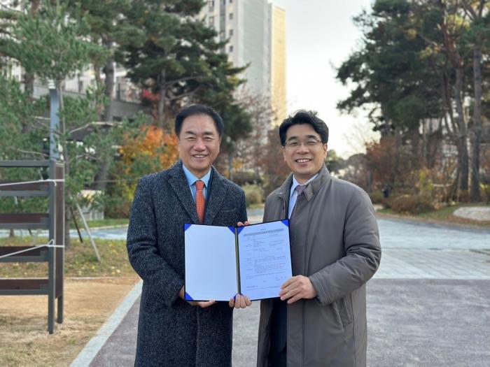 정장선 평택시장과 차성수 동산교회 목사사진평택시 제공