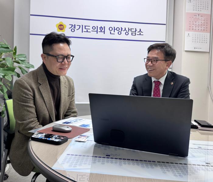 “다보스 담론을 판교 실행으로”… 김철현, 4차산업혁명센터 전략 점검, 글로벌 교류 넘어 ‘사업화 허브’ 전환 주문… 산업 성과 중심 구조 강조 기사 이미지