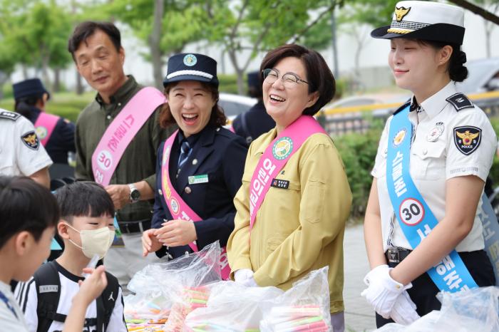“아이들의 안전에서 시작한 민선 9기”… 김보라 시장, 첫 공식 일정은 등굣길 기사 이미지