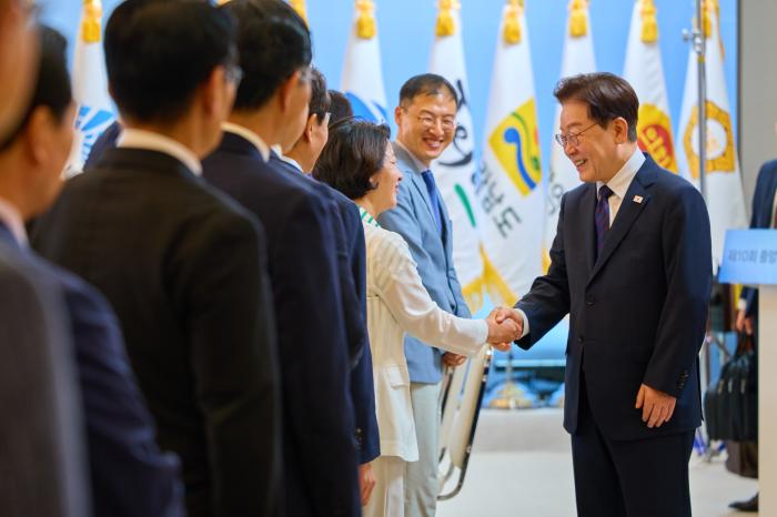 추미애 지사 “지방소비세율 25.3%→40%로”…지방주도 성장 위한 재정분권 촉구 - 법인세 일부 광역단체 배분·소방재정 확충까지 3대 재정개혁안 제시 기사 이미지