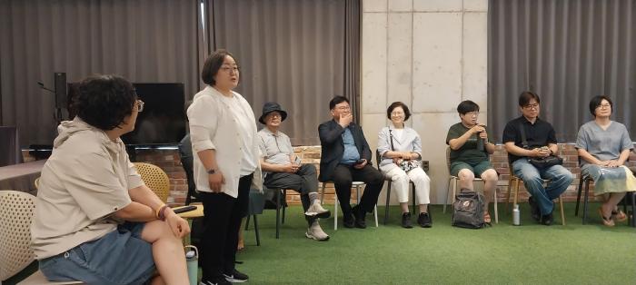 오현정 의원 “경기도·시군 마을공동체 협력 강화”…풀뿌리 자치 생태계 키운다 - 광역–기초–지원센터 한자리…현장 맞춤 지원·행정절차 개선 논의 기사 이미지