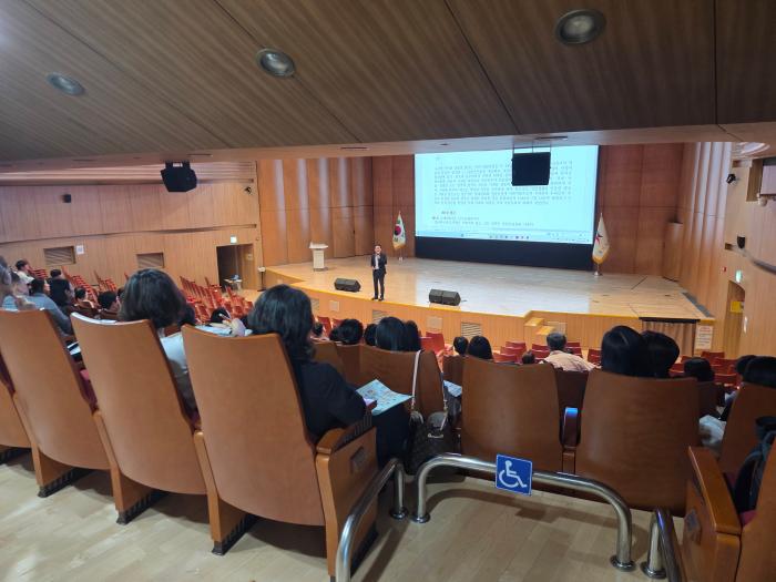 최은희 과장 “헌법은 암기 아닌 삶의 교육”… 교직원 200명 헌법교육 역량 강화 기사 이미지
