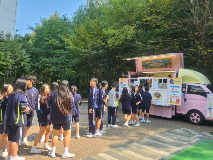 이혁규 과장 “영어를 시험에서 일상으로”… 원어민 푸드트럭, 경기 15개 학교 찾아간다 기사 이미지