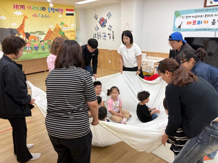 새말유치원 유숙종 원장, 두부로 상상력을 깨우다… 오감 창의놀이 ‘몽글몽글 두부데이’ 기사 이미지