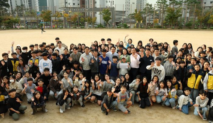 안민석 경기도교육감이 하남 감일초등학교에서 학생들과 아침 체육활동을 함께하고 있다
