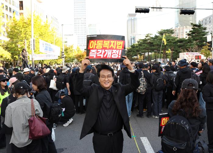 안민석 교육감 “교사가 안심하고 가르칠 권리, 법으로 보장해야”… 국회 앞 법 개정 촉구 기사 이미지