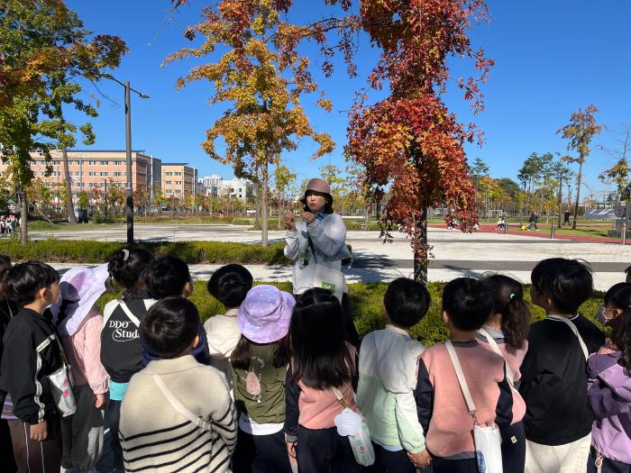 이경희 원장 “아이들은 숲에서 오감으로 배운다”… 함박유치원, 246명 참여한 생태교육 기사 이미지